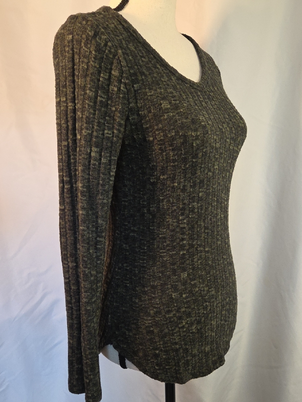 No Boundaries Women's Long Sleeve Ribbed V-Neck Top - Olive Green Heather